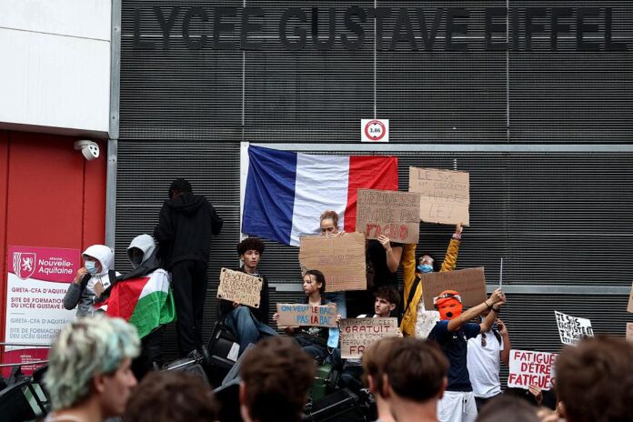 La protesta davanti al liceo Gustave Eiffel di Bordeaux, 1 ottobre 2026, con cartelli dedicati alle condizioni scolastiche e alle disuguaglianze. Adatta per accompagnare la parte sociologica. La protesta davanti al liceo Gustave Eiffel di Bordeaux, 1 ottobre 2026, con cartelli dedicati alle condizioni scolastiche e alle disuguaglianze. Adatta per accompagnare la parte sociologica.