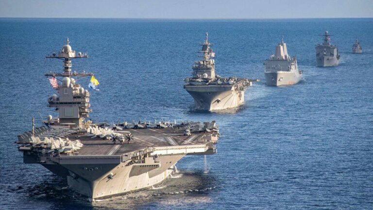 Una fotografia del USS Gerald R. Ford insieme a unità alleate nel Mediterraneo, che rende bene il tema della proiezione di potenza e della presenza navale statunitense. La U.S. Navy indica esplicitamente il Mediterraneo come area operativa della Sixth Fleet.